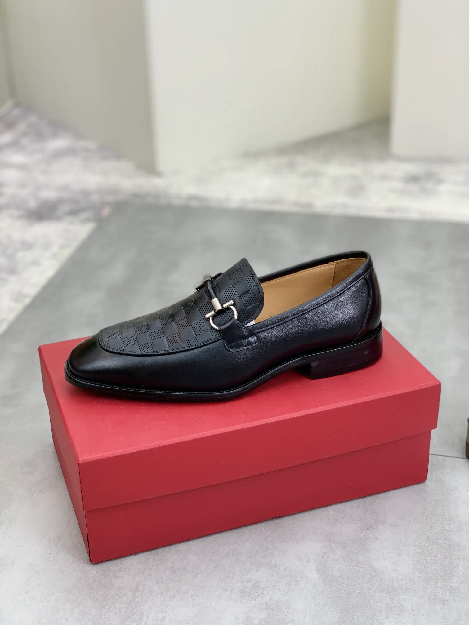 Men's Men's Shoes 💰P460💰[New Style] Water-dyed Niuli 🆘[Salvatore Ferragamo] Ferragamo's latest casual business leather shoes for men! Available at counters simultaneously! The fabric is made of specially imported original pebbled calfskin, and the lining is made of imported water-dyed cowhide. It is absolutely luxurious and leads the fashion trend. Matching code: 38-45 (46 can be customized) multiple colors available